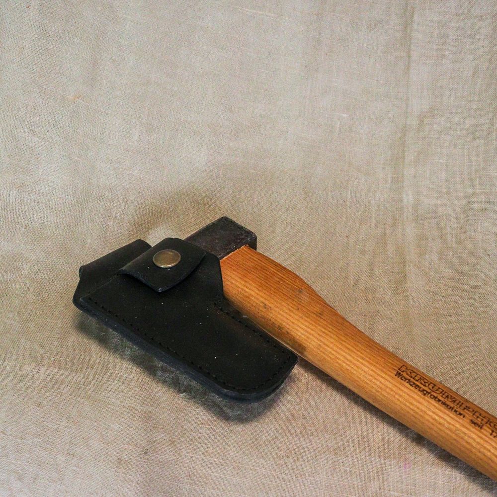 Gartenbeil mit Lederschneidenschutz