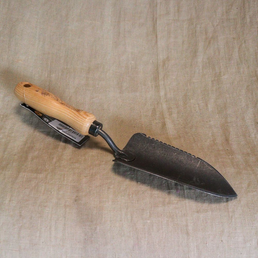 Geschmiedete Pflanzkelle mit Wurzelsäge