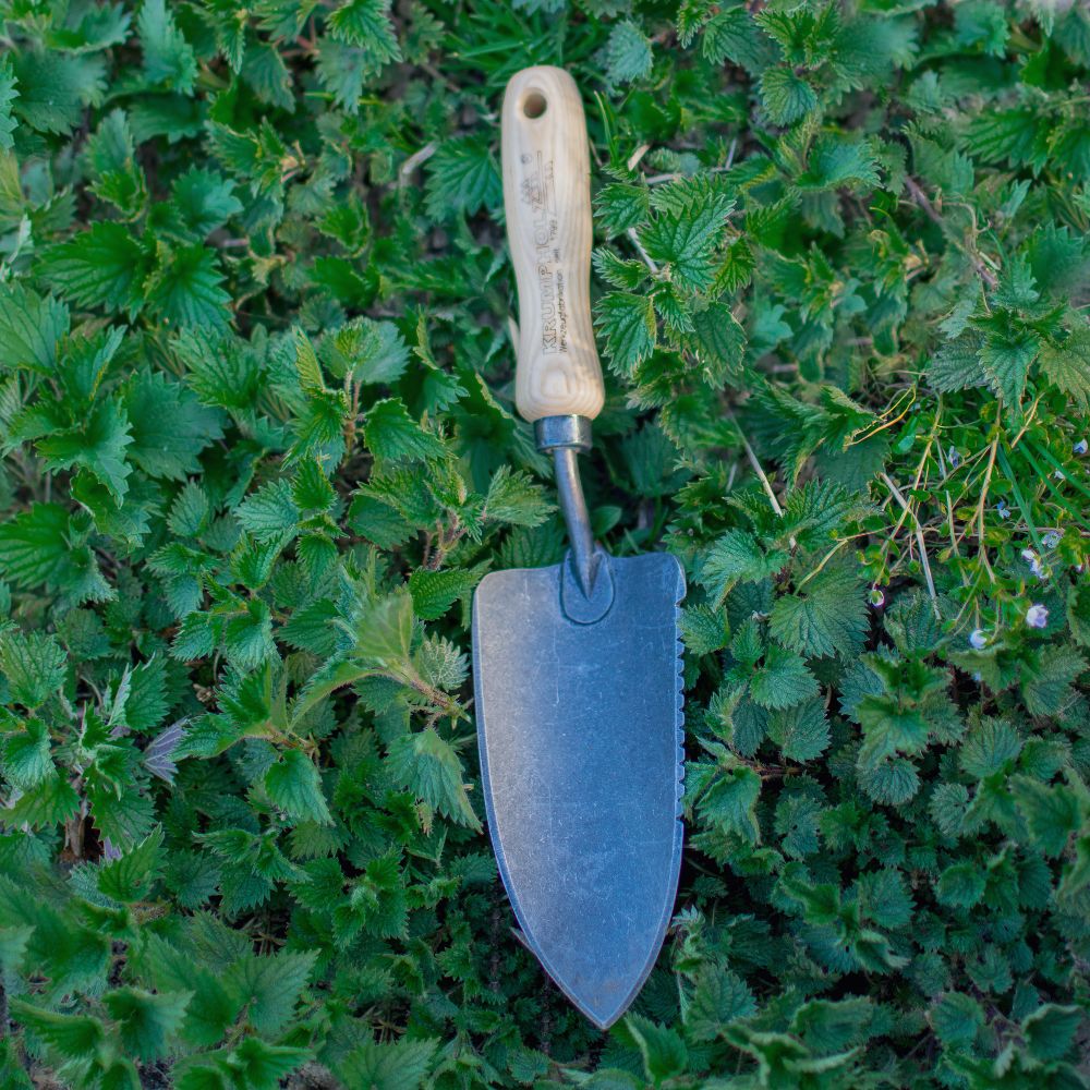 Geschmiedete Pflanzkelle mit Wurzelsäge