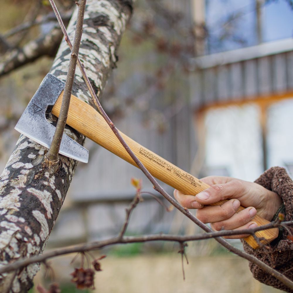 Gartenbeil mit Lederschneidenschutz