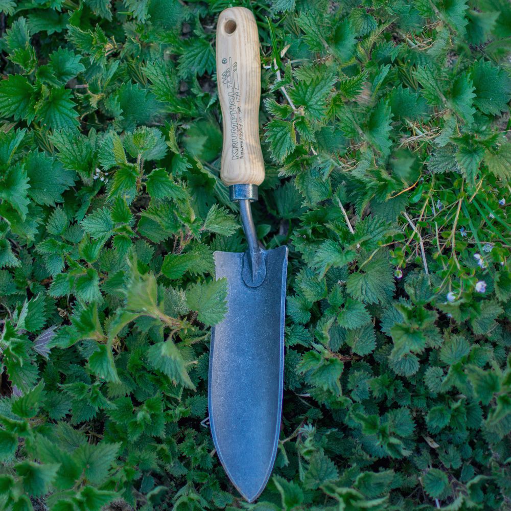 Schmale Pflanzenkelle mit Eschengriff
