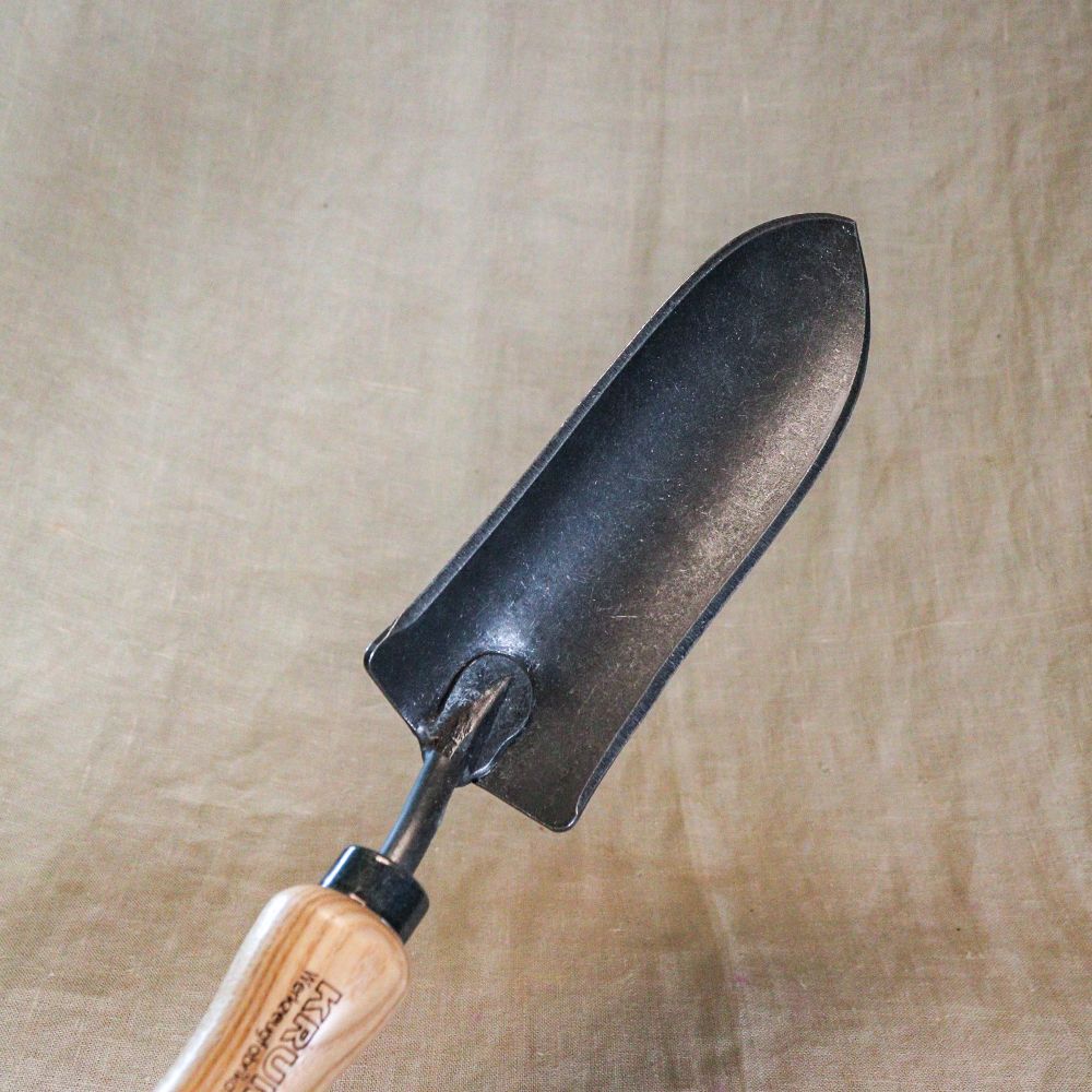 Schmale Pflanzenkelle mit Eschengriff