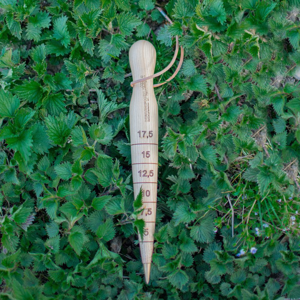 Pflanzholz mit Messingspitze und Lederband