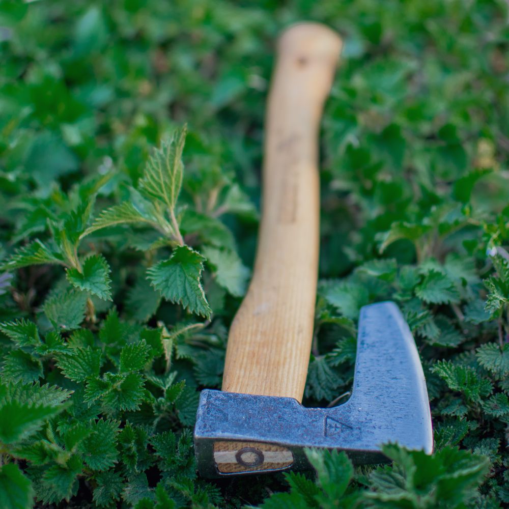 Gartenbeil mit Lederschneidenschutz